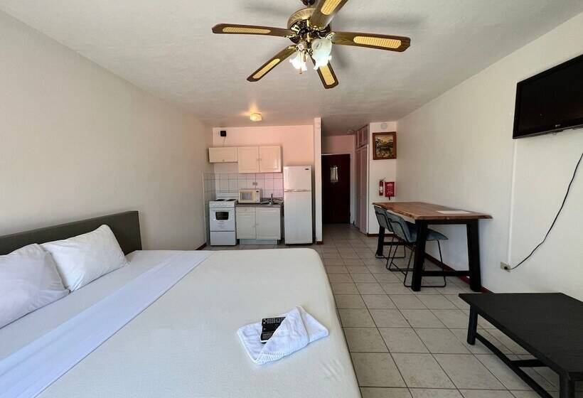 בית מלון כפרי Talk Of The Town Inn & Suites