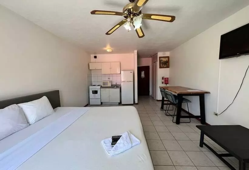 هتل Talk Of The Town Inn & Suites