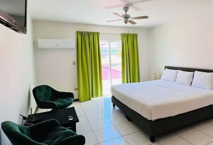 هتل Talk Of The Town Inn & Suites