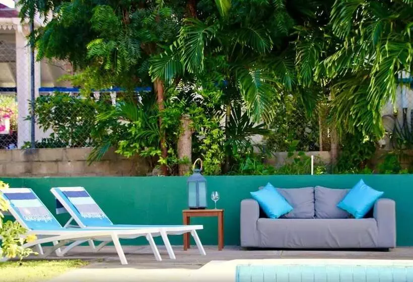 هتل Talk Of The Town Inn & Suites