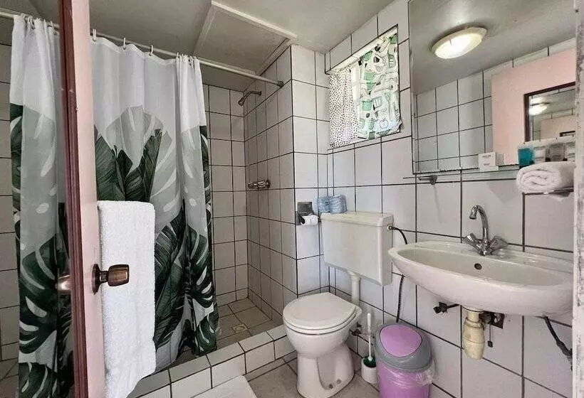 هتل Talk Of The Town Inn & Suites