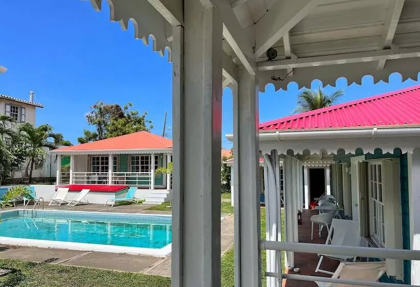 هتل Talk Of The Town Inn & Suites