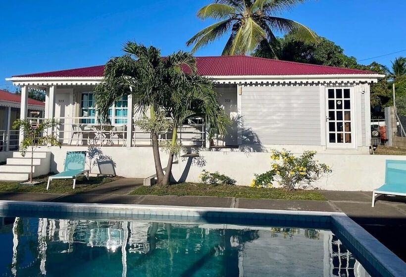 בית מלון כפרי Talk Of The Town Inn & Suites