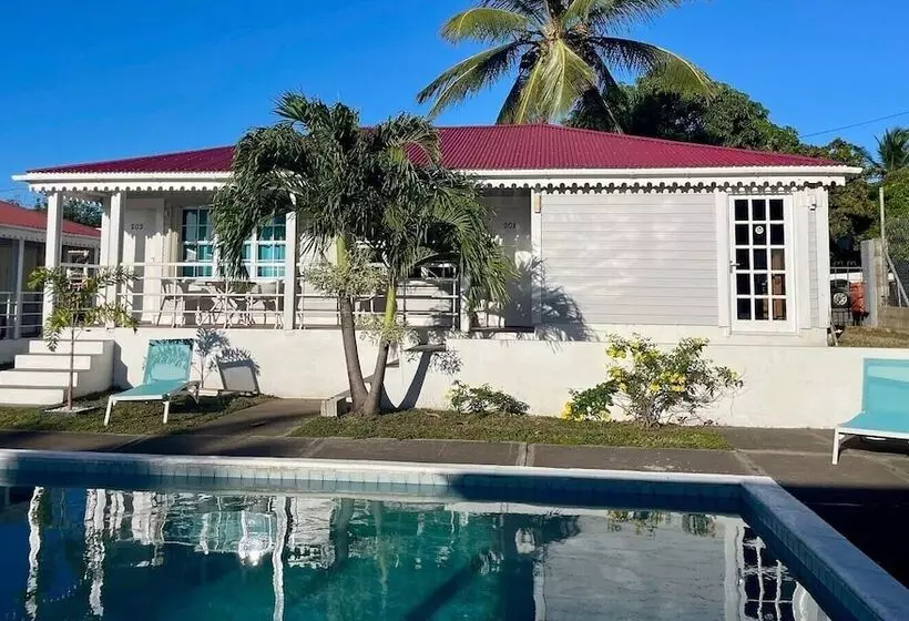 هتل Talk Of The Town Inn & Suites