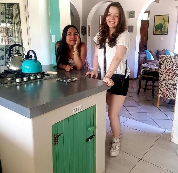 הוסטל Keedols Inn & Backpackers