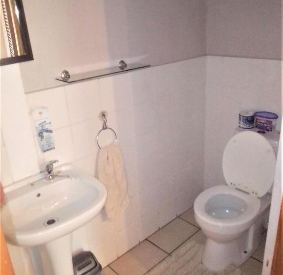 הוסטל Keedols Inn & Backpackers