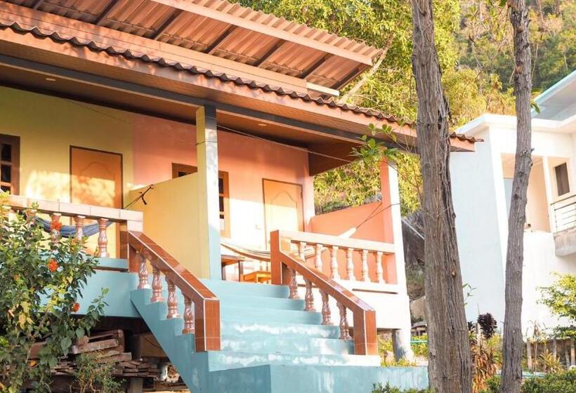 بنسيون J.b. Hut Bungalows