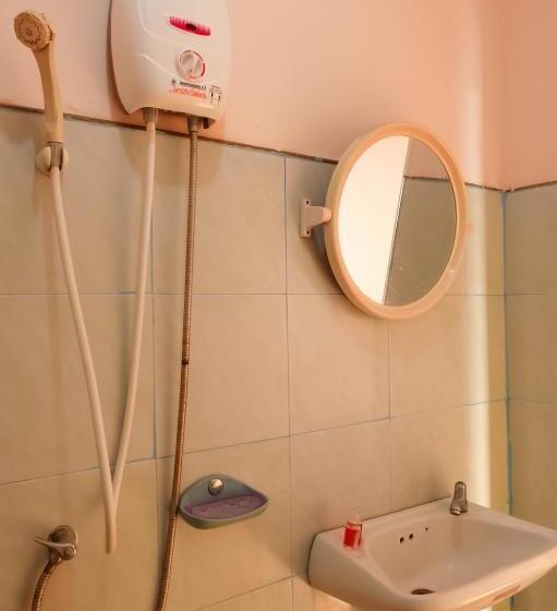 بنسيون J.b. Hut Bungalows