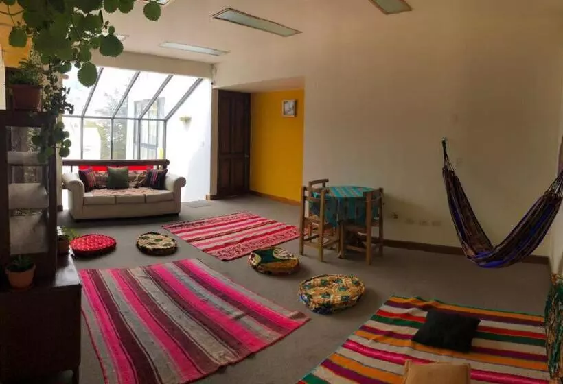هتل The Weekend Hostel