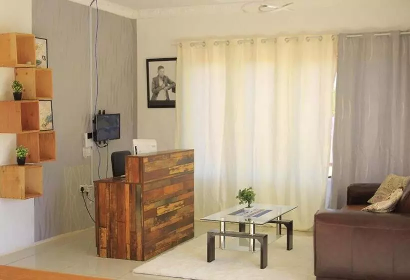 پانسیون Lormasol Mews Guesthouse