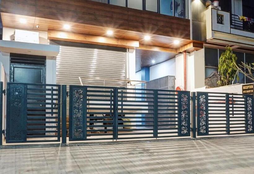 هتل Townhouse 1124 Majesty Inn