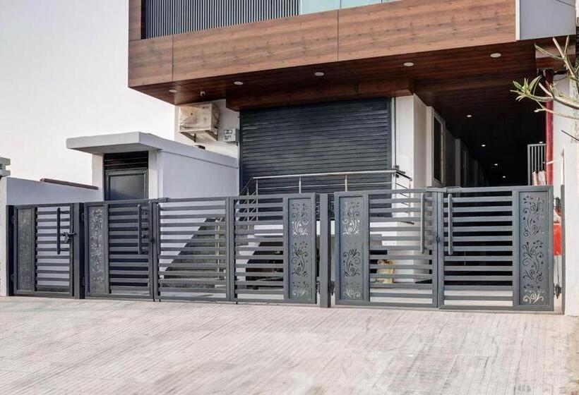 هتل Townhouse 1124 Majesty Inn