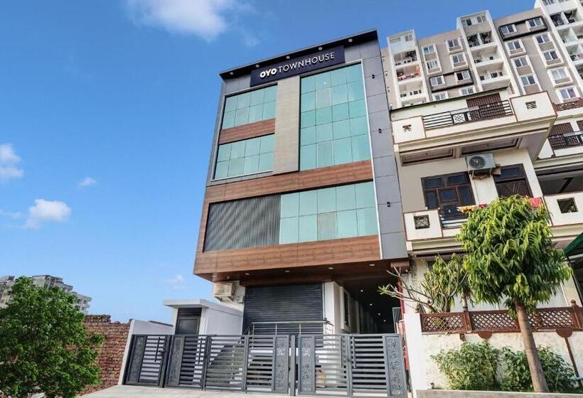 هتل Townhouse 1124 Majesty Inn