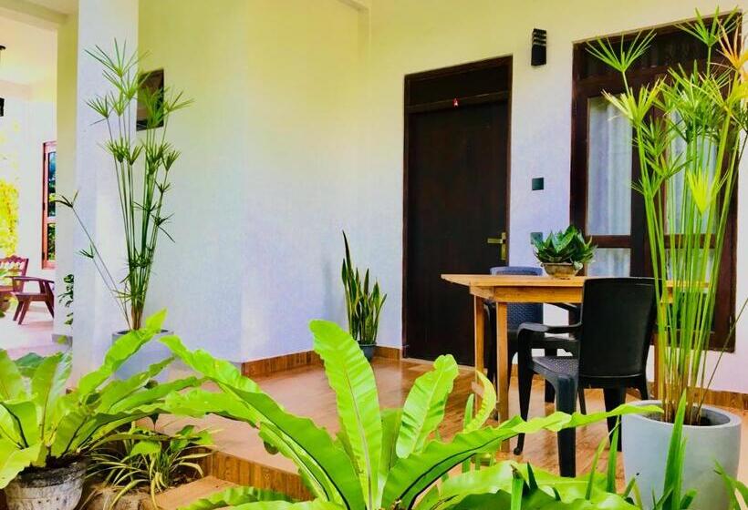 Pensione Dimuthu Green Villa