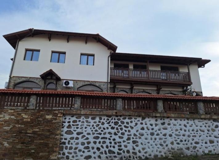 膳宿费 къща за гости грошъ