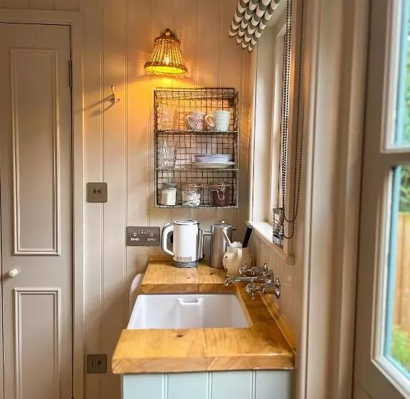 Aamiaismajoitus (B&B) Shepherd S Hut At The Granary