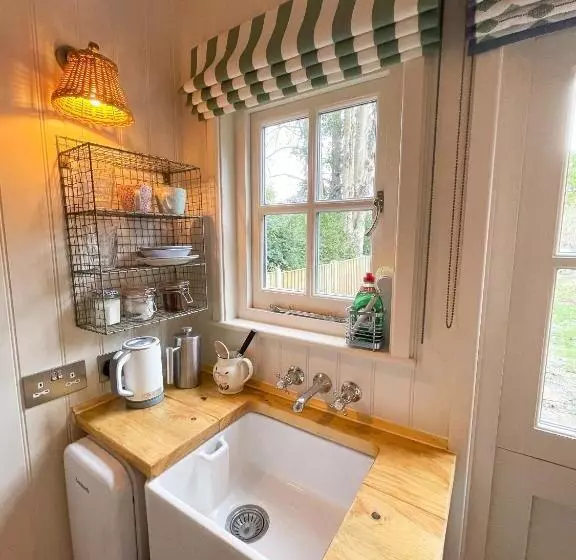 Aamiaismajoitus (B&B) Shepherd S Hut At The Granary