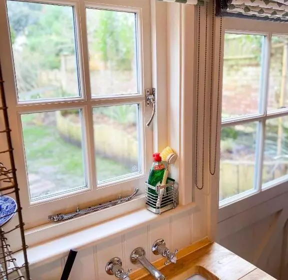 Aamiaismajoitus (B&B) Shepherd S Hut At The Granary