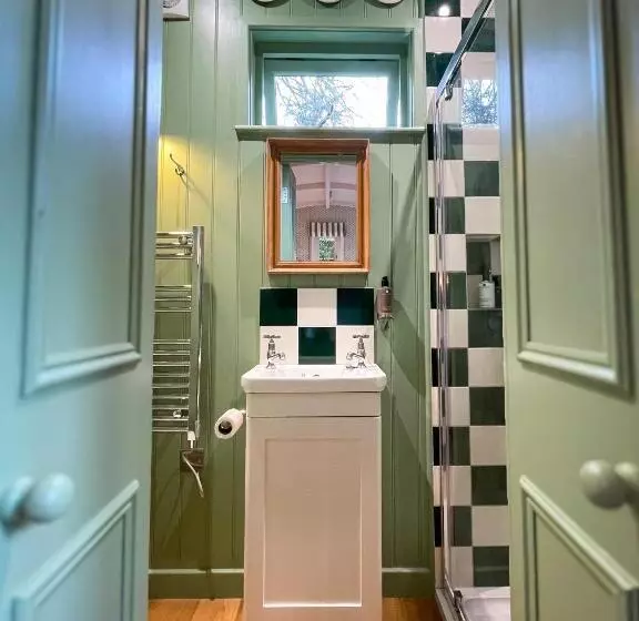 Aamiaismajoitus (B&B) Shepherd S Hut At The Granary