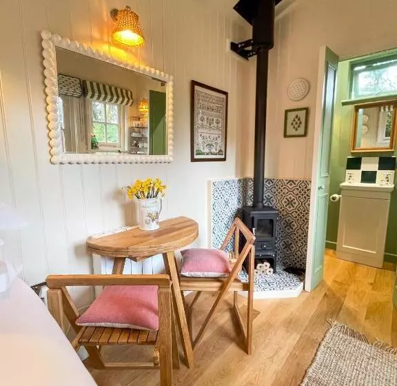 Aamiaismajoitus (B&B) Shepherd S Hut At The Granary