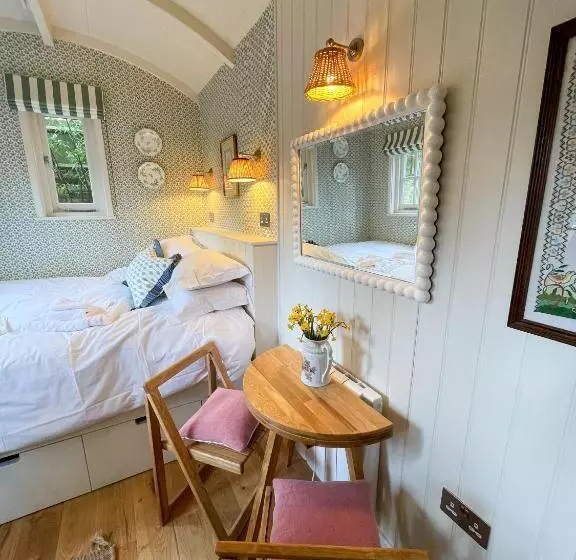 Aamiaismajoitus (B&B) Shepherd S Hut At The Granary