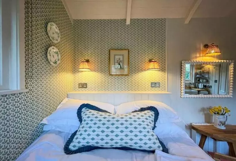 Aamiaismajoitus (B&B) Shepherd S Hut At The Granary