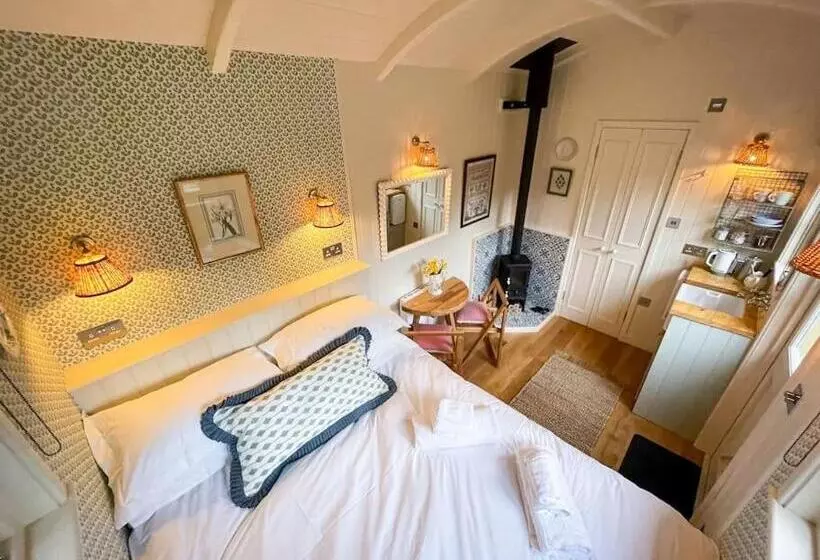 Aamiaismajoitus (B&B) Shepherd S Hut At The Granary