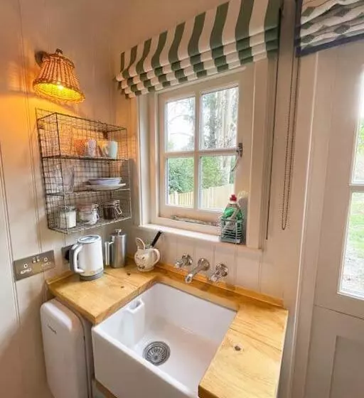 Aamiaismajoitus (B&B) Shepherd S Hut At The Granary