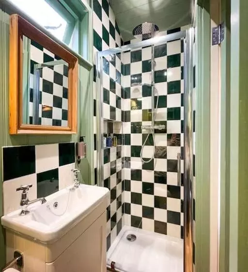 Aamiaismajoitus (B&B) Shepherd S Hut At The Granary