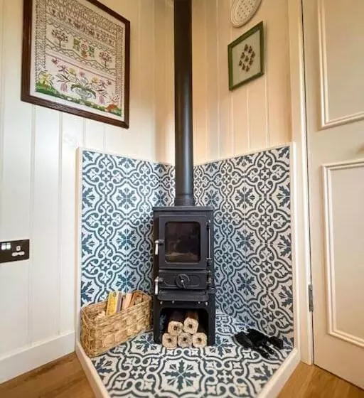 Aamiaismajoitus (B&B) Shepherd S Hut At The Granary