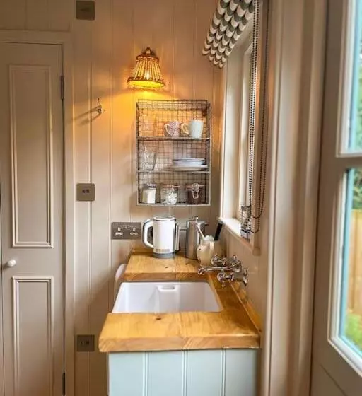 Aamiaismajoitus (B&B) Shepherd S Hut At The Granary