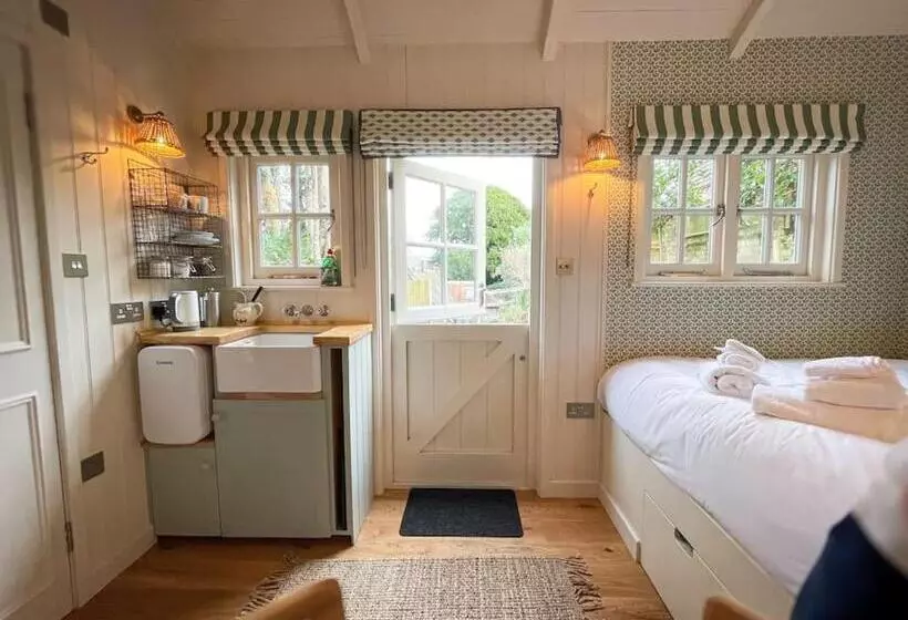 Aamiaismajoitus (B&B) Shepherd S Hut At The Granary