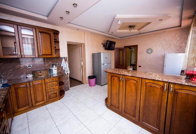 Nocleg ze śniadaniem Lovely Home With Pool