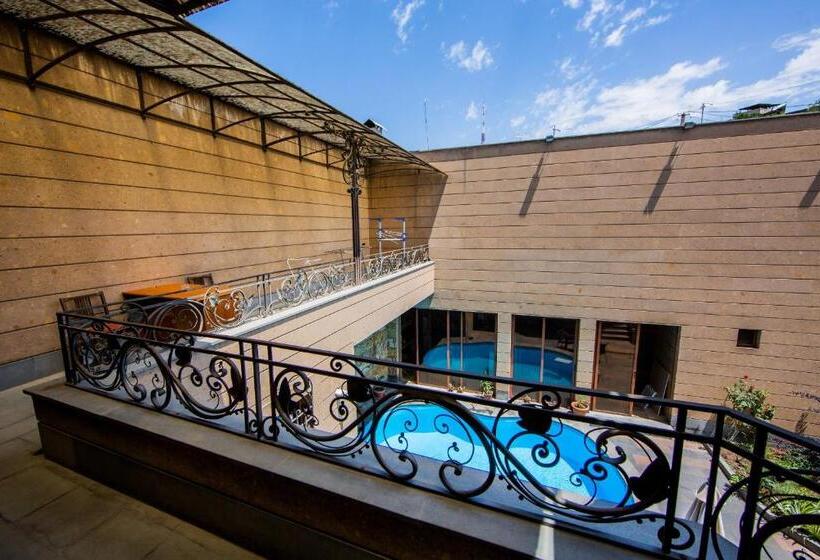 Nocleg ze śniadaniem Lovely Home With Pool