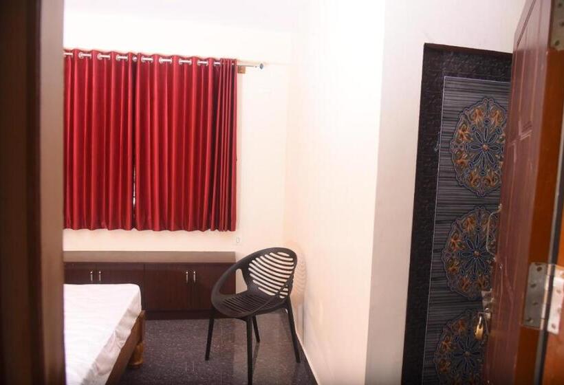 Отель Shiva Deluxe Lodge