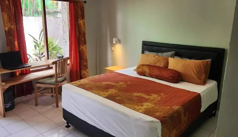 Oasis Poolside Room