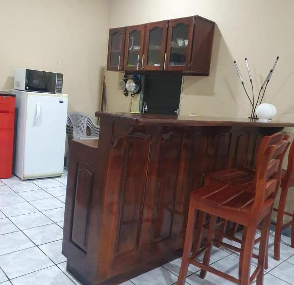 پانسیون Ixoras Guest House