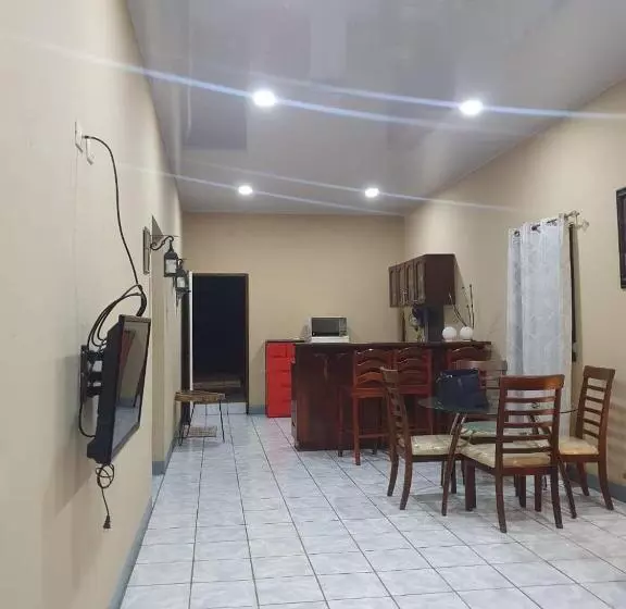 ペンション Ixoras Guest House