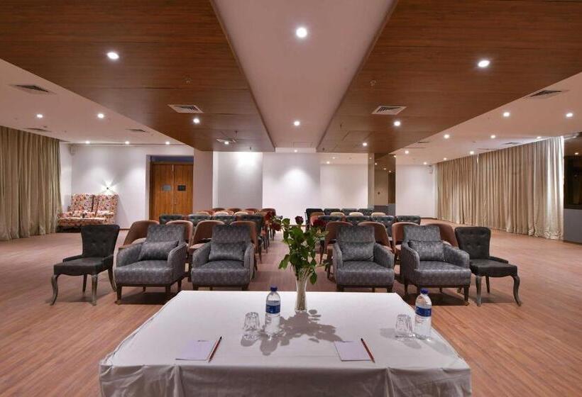 منتجع Clubhouse Hotel Morbi