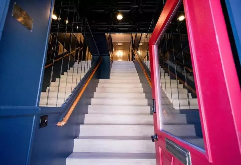 Hotelli Speakeasy Suites Sleeps 18