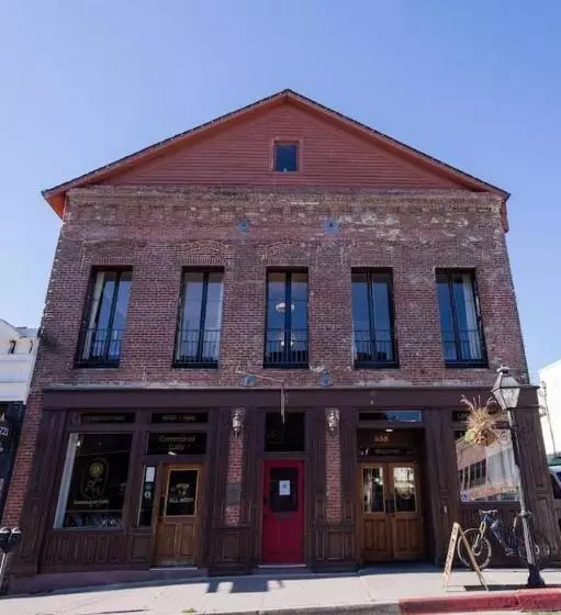 Hotelli Speakeasy Suites Sleeps 18