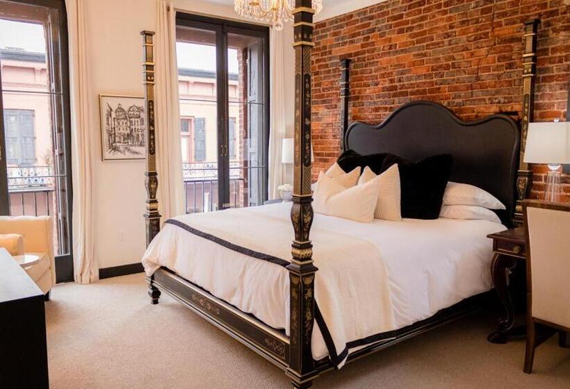 Отель Speakeasy Suites Sleeps 18