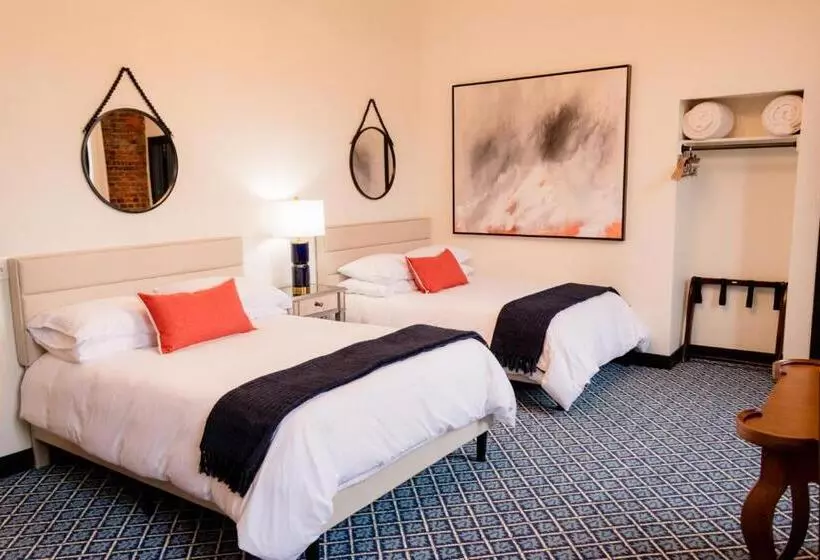 Hotelli Speakeasy Suites Sleeps 18