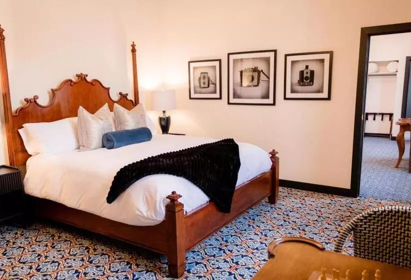 Hotelli Speakeasy Suites Sleeps 18
