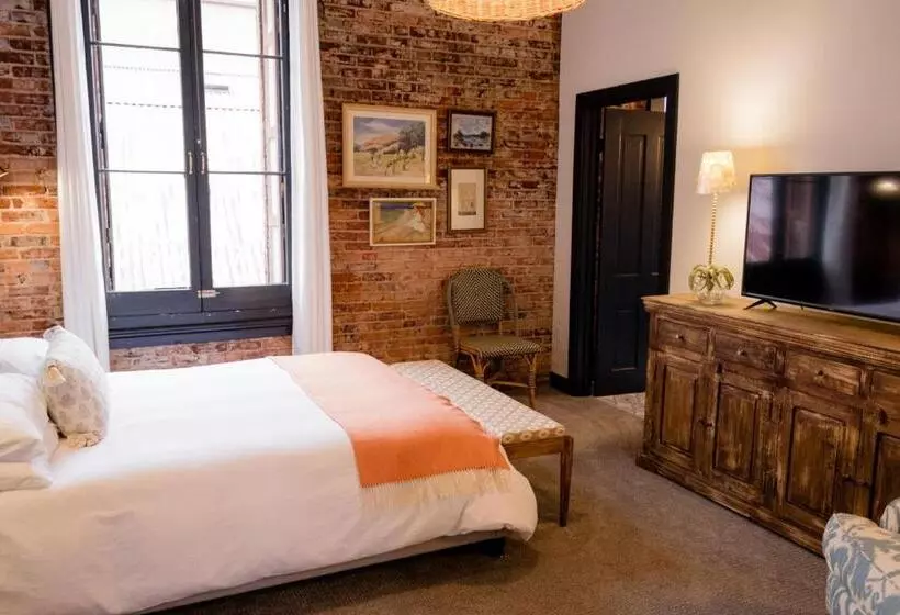 Hotelli Speakeasy Suites Sleeps 18