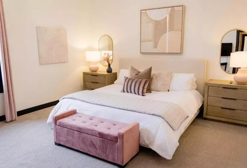 Hotelli Speakeasy Suites Sleeps 18