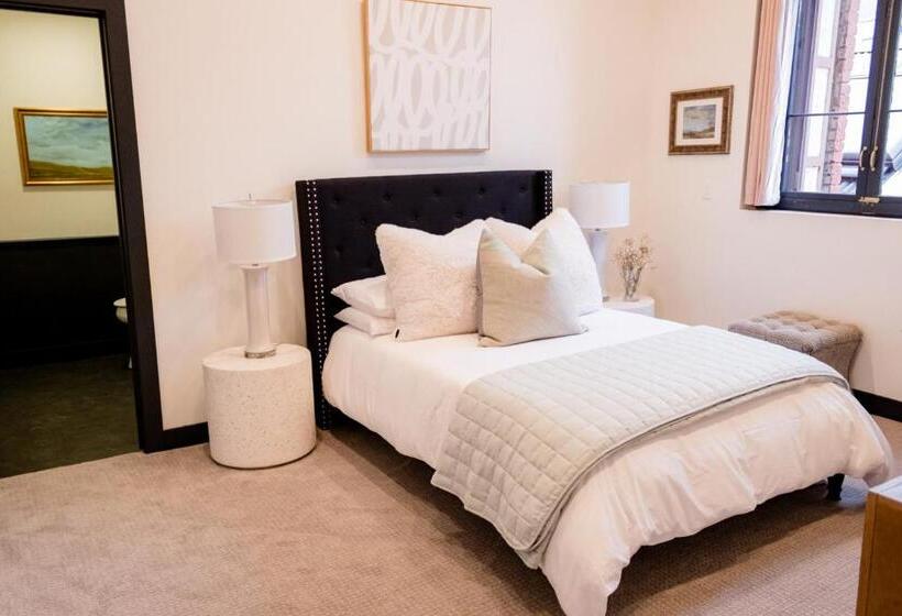 Отель Speakeasy Suites Sleeps 18