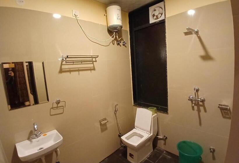 هتل Fabexpress Golden Manor Inn