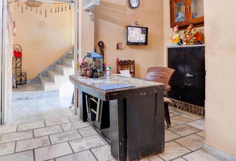 هتل Oyo 822174 Sansaar