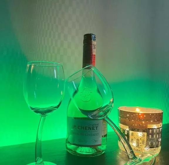 超赞海景高级公寓 浪漫香薰浴缸泡澡 Nexflix Youtube Wifi 喜欢浪漫宁静的您怎可错过